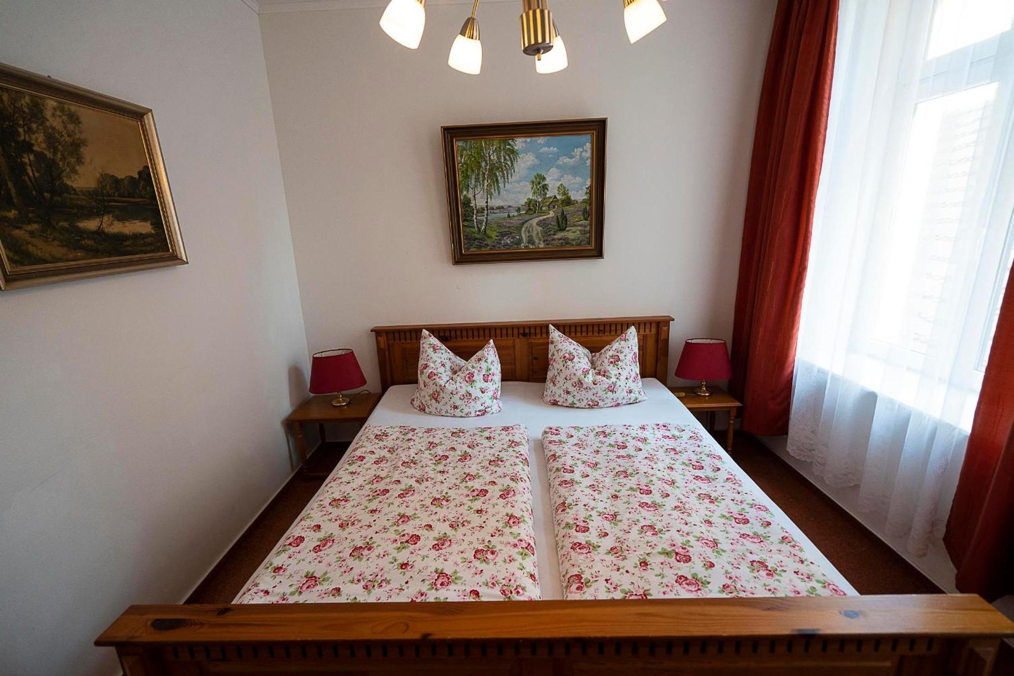 Pension Am Dom Шверін Номер фото